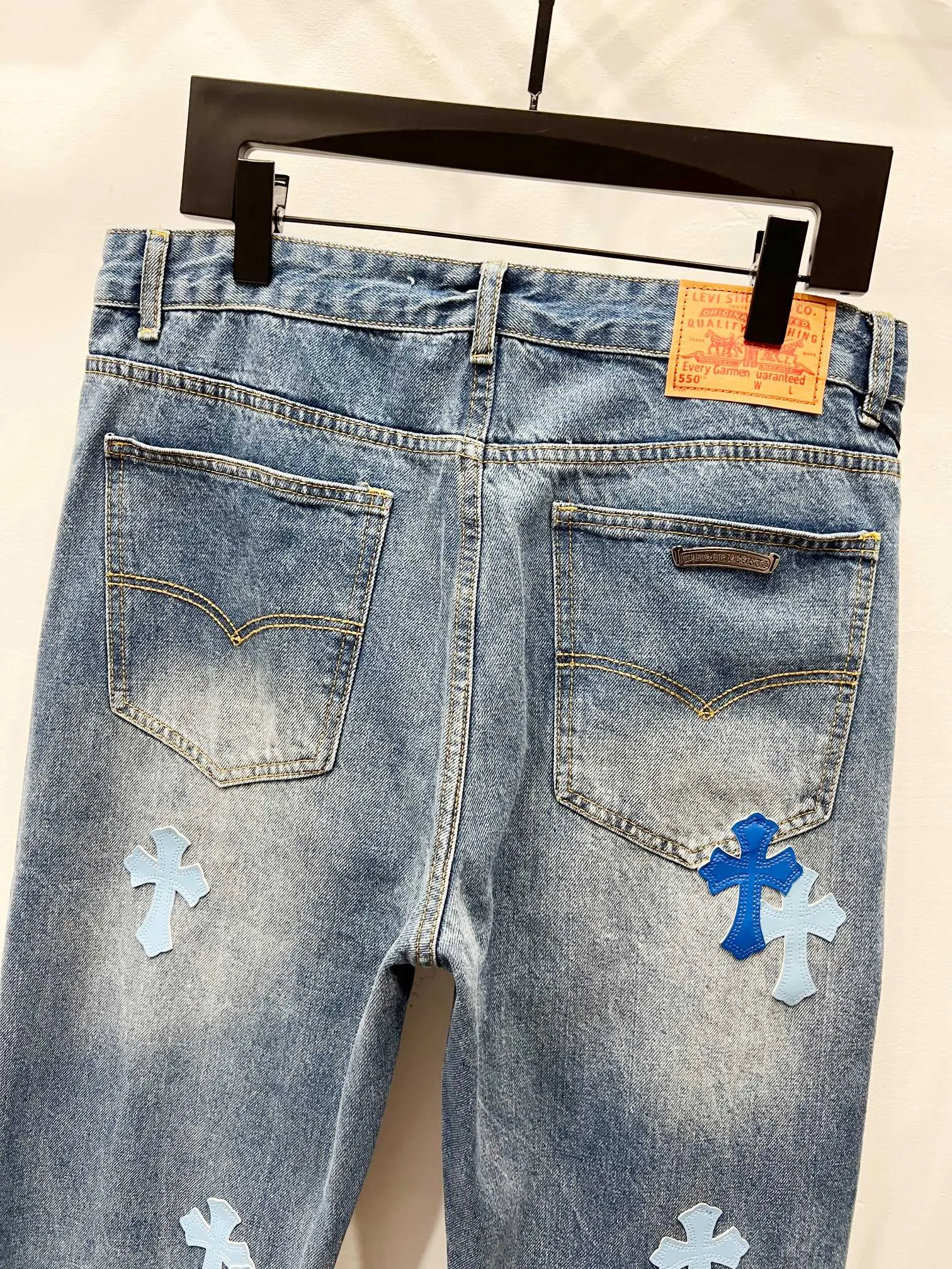 P210 Style No.: (K540) Chrome Hearts & CH city limited series Sanskrit cross patch patchwork jeans, black and white color matching - Chengdu "chengdu" jeans catering to the hometown of Chengdu giant pandas. The finished products need to be washed and then disassembled and hand-stitched with sheepskin cross skins and then spliced ​​together to complete. The whole process is too complicated to explain. The texture can be seen in the hand, and it looks good. The styles with different washed textures are very friendly to people with thin legs and thick legs. The straight version is very flattering to the leg shape. The moderate length is timeless and can be matched easily and casually. It is the basic styling foundation for various styles and is a must-have in the wardrobe! The fabric is stiff but also makes the upper body soft without losing texture. The washing process is even more perfect. It is a must-have item for everyone! ! ! Washed wheat, hang tag, pants label, three labels are complete, the upper body effect is particularly stiff and stylish, super stylish, the same style for men and women - Color: blue and black Size: 28 30 32 34